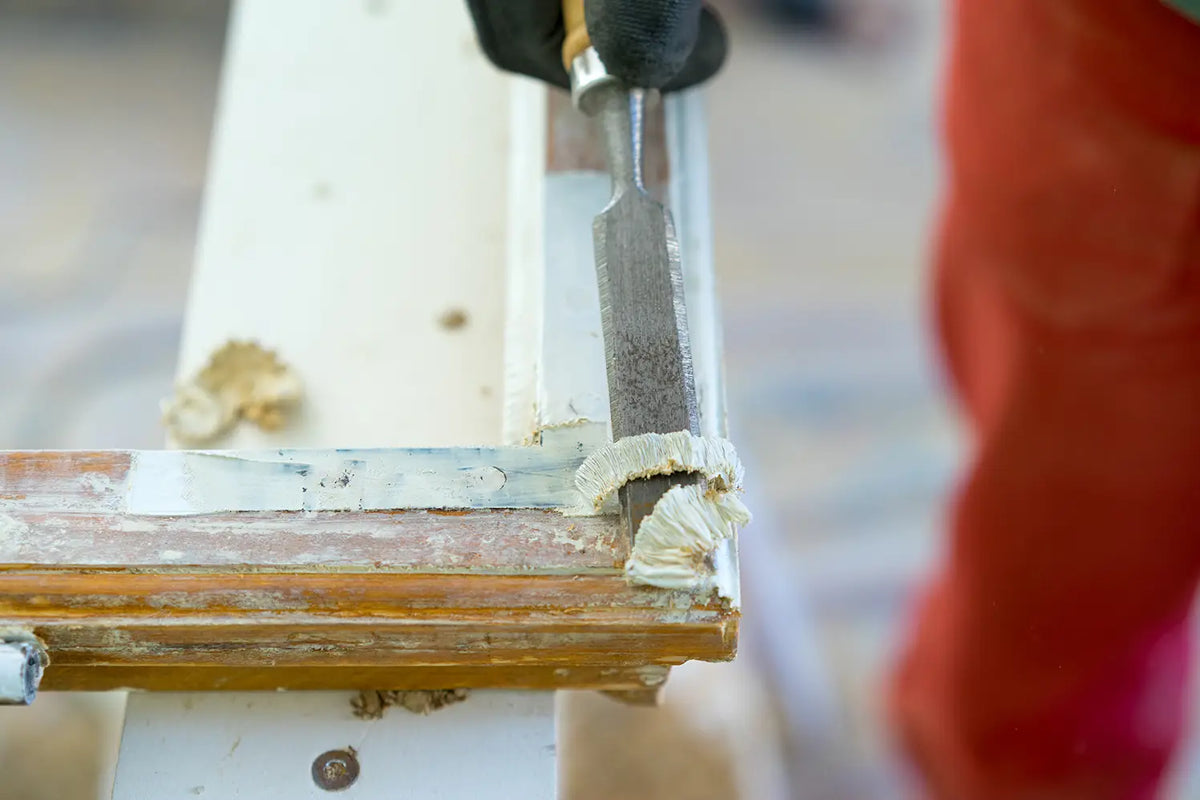 Lack wird von Holz entfernt