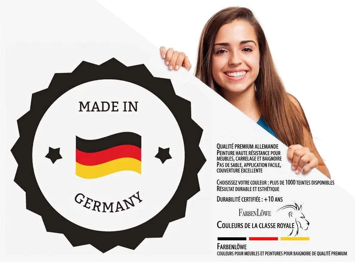 Jeune femme souriante avec une pancarte affichant un badge 'Made in Germany' et le logo 'FarbenLöwe, Farben der Königsklasse'.