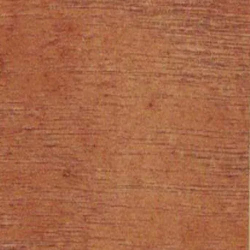 Texture di legno marrone rossastro con venature orizzontali. Ideale per pavimenti, mobili o rivestimenti.