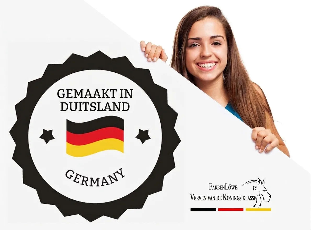 Lachende vrouw met bord met 'Made in Germany' en 'FarbenLöwe' logo, promotie van Duitse kwaliteit.