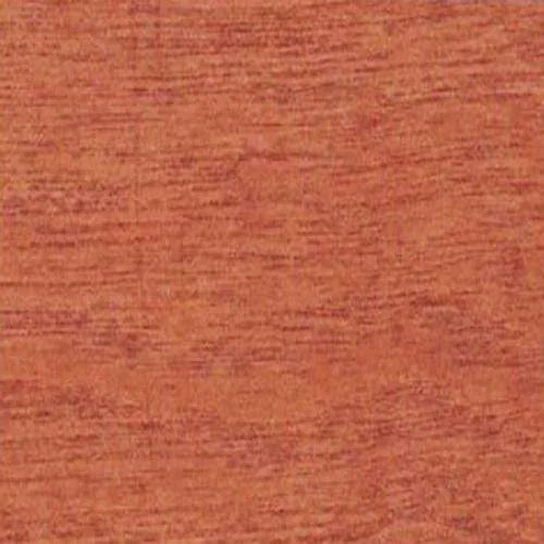 Czerwono-brązowa tekstura drewna, przedstawiająca drobne, równoległe słoje drewna.