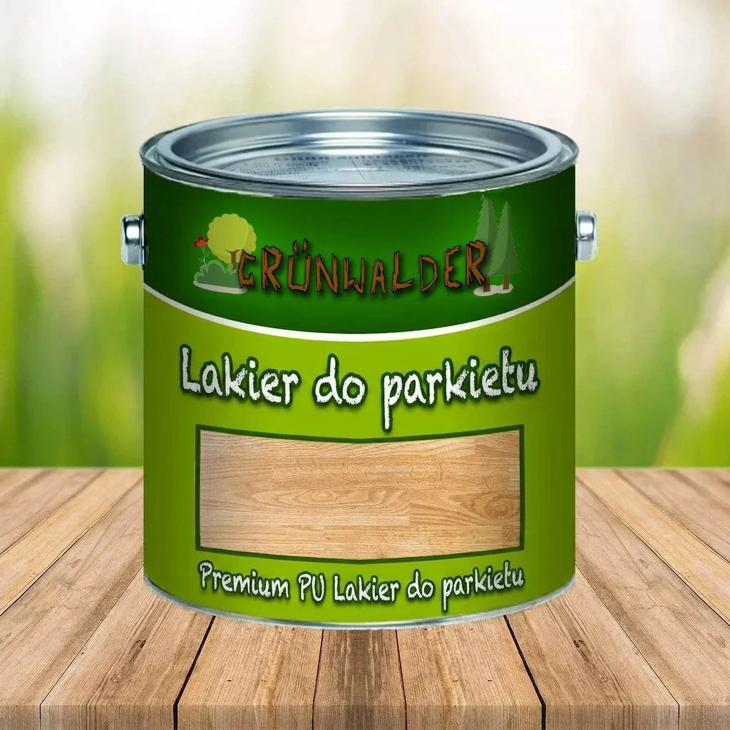 Puszka lakieru do parkietu Grünwalder Premium PU na drewnianym blacie, z rozmazanym tłem.