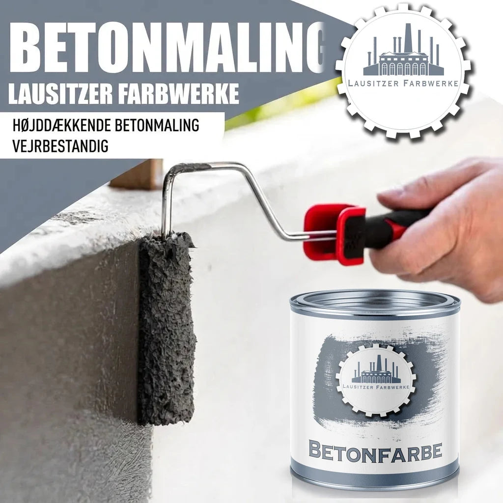 Hånd maler betonvæg med mørkegrå betonmaling fra Lausitzer Farbwerke. Fremhæver højdækkende og vejrbestandig betonmaling.