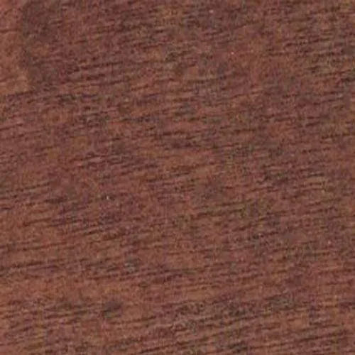 Textura detallada de madera en tonos marrones rojizos con veta pronunciada.