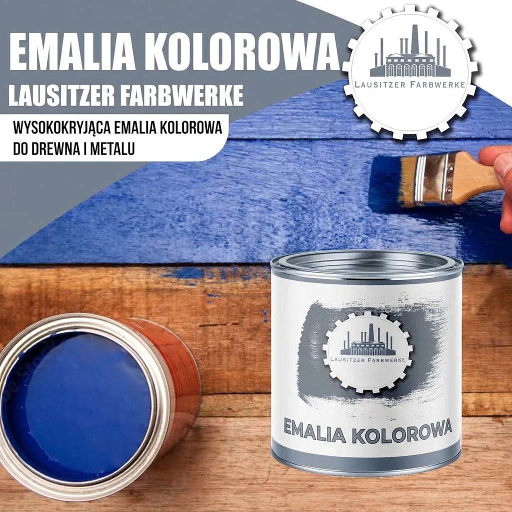 Puszka niebieskiego lakieru kryjącego Lausitzer Farbwerke, dłoń malująca drewno. Wysokokryjący lakier do drewna i metalu.