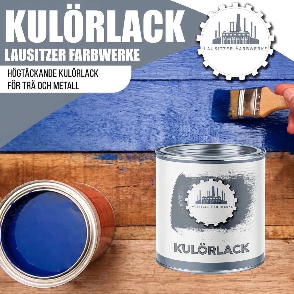 Hand som målar en blå träyta med pensel. Två burkar Lausitzer Farbwerke kulörlack för trä och metall på ett bord.