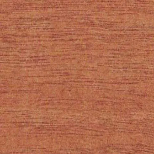Närbild av rödbrun träyta med tydlig horisontell ådring.