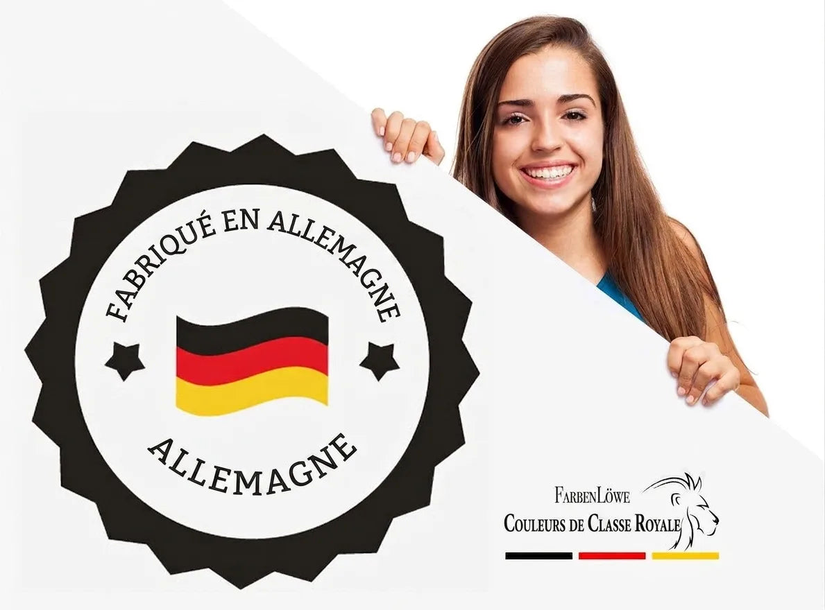 Femme souriante avec une pancarte "Made in Germany" et le logo "FarbenLöwe - Farben der Königsklasse".