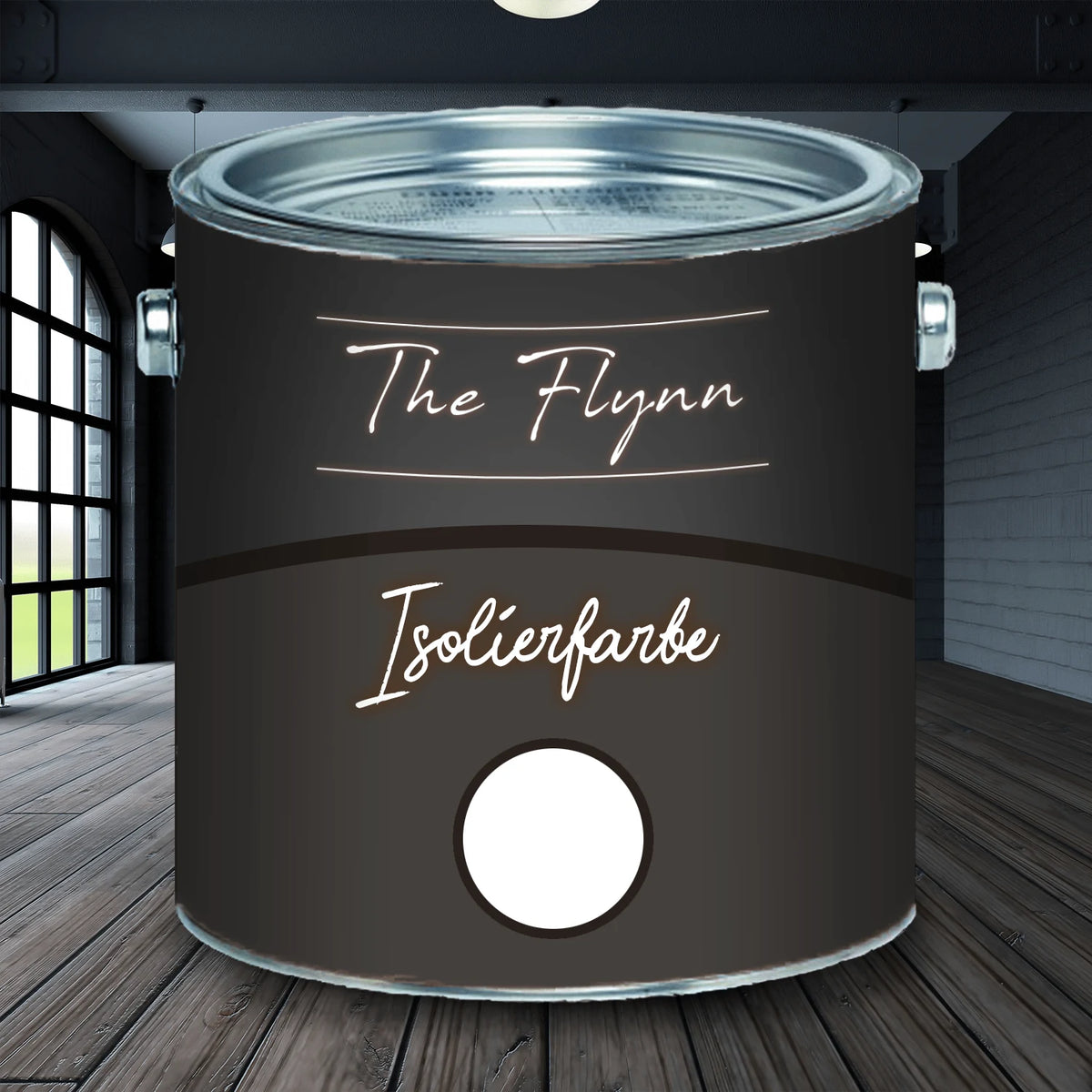 Puszka farby "The Flynn Isolierfarbe" na drewnianej podłodze w industrialnym wnętrzu.