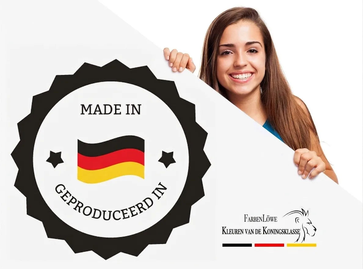 Vrouw met bord toont 'Made in Germany' label en FarbenLöwe 'Königsklasse' merklogo.