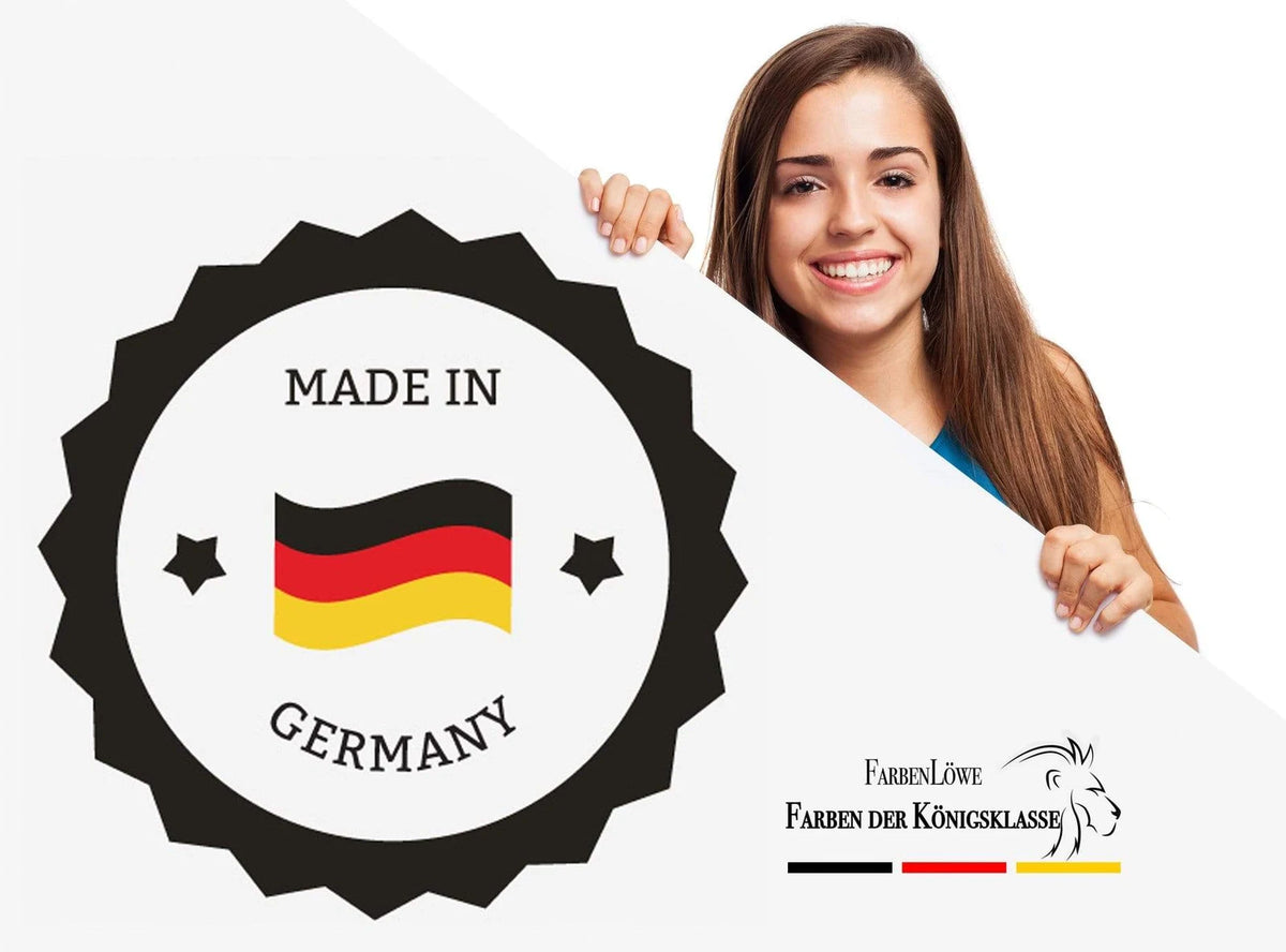 Uśmiechnięta kobieta z tablicą: odznaka 'Made in Germany' i logo FarbenLöwe 'Farben der Königsklasse'.