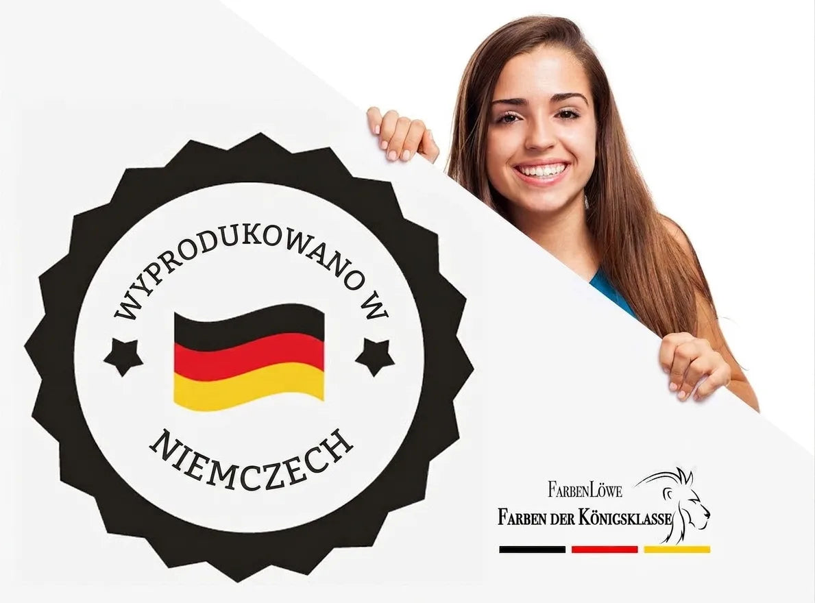 Uśmiechnięta kobieta z tablicą: etykieta Made in Germany, flaga Niemiec, logo FarbenLöwe, Kolory Królewskiej Klasy.