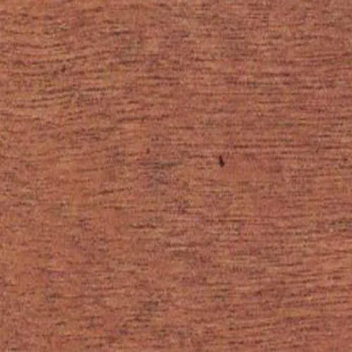 Roodbruine houtnerf textuur van een houten oppervlak, close-up.