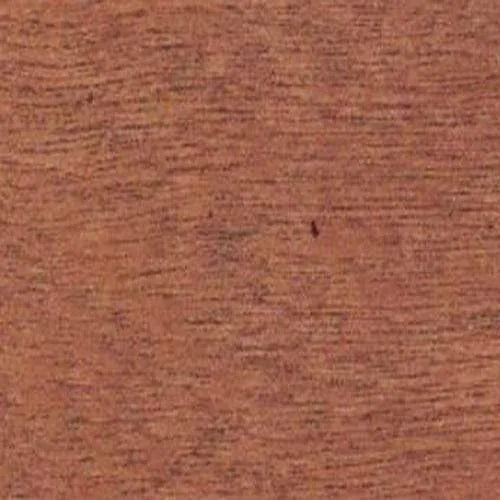 Rödbrun träyta med tydlig horisontell ådring, detaljerad textur.