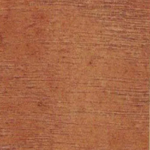 Närbild av rödbrunt trä med synlig ådring.