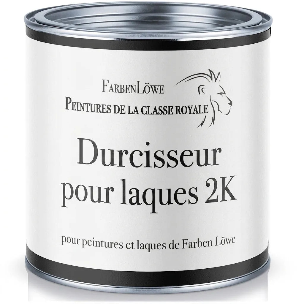 Bidon de durcisseur FarbenLöwe pour peintures et laques 2K, avec étiquette blanche et texte allemand.