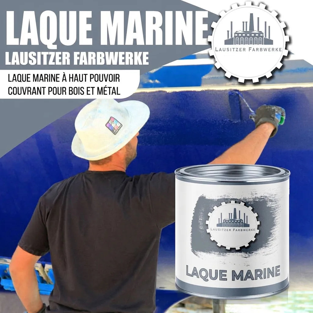 Homme peignant un bateau en bleu avec de la peinture "Bootslack" de Lausitzer Farbwerke, pour bois et métal.