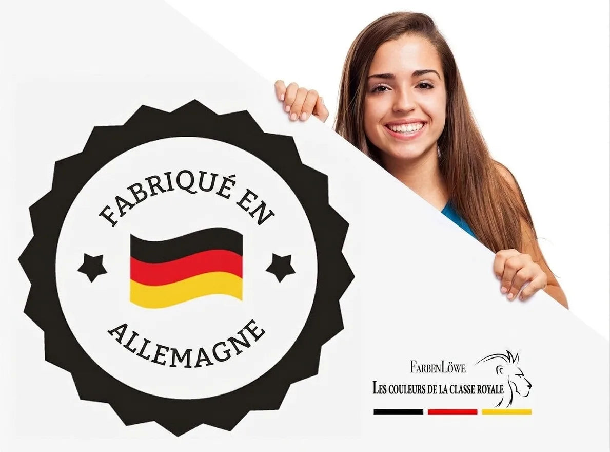 Femme souriante présentant un label 'MADE IN GERMANY' et le logo FARBENLÖWE, 'Couleurs de la Classe Royale'.
