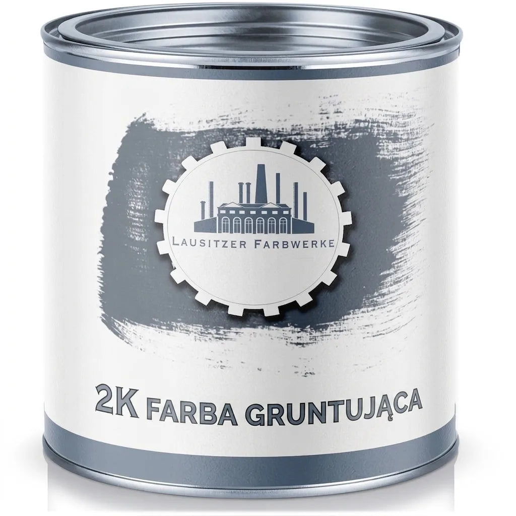 Puszka farby Lausitzer Farbwerke z etykietą '2K GRUNDIEURNG' na tle szarego pędzla.