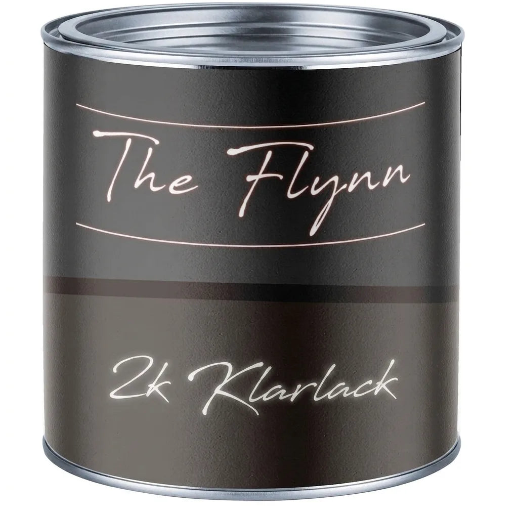 Burk med The Flynn 2k klarlack. Svart etikett med vit text och dekorativa linjer.