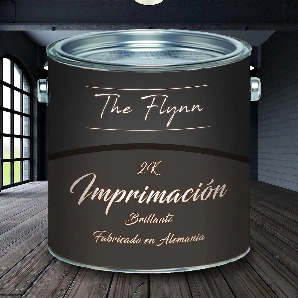 Bote de pintura The Flynn 2K Grundierung glänzend Made in Germany sobre un suelo de madera.